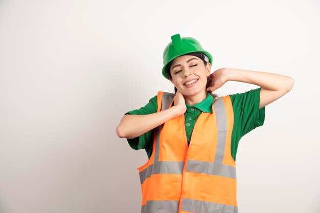 Architetto di giovane donna in uniforme e casco. Foto di alta qualità