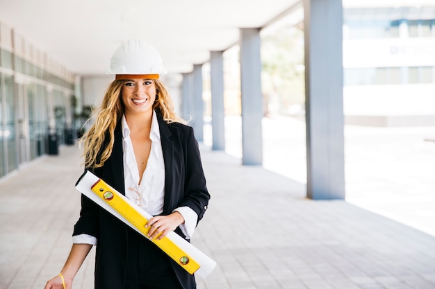 Architetto femminile con casco e livello