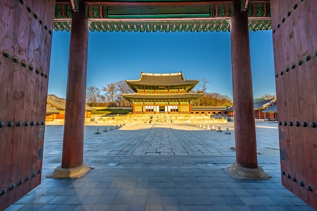 Architettura che costruisce il palazzo di Changdeokgung nella città di Seoul