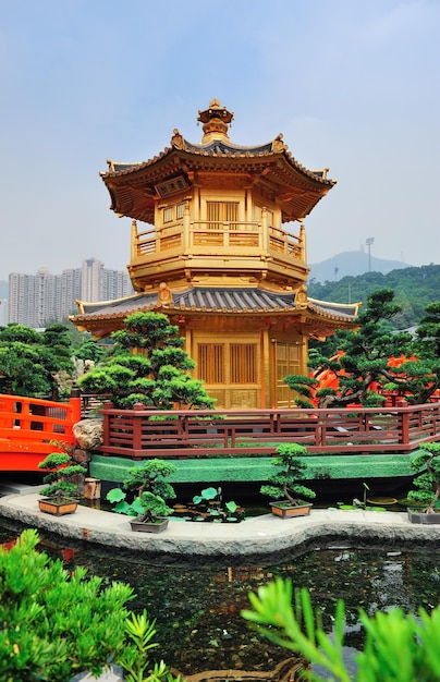 Architettura cinese in stile pagoda in giardino a Hong Kong.