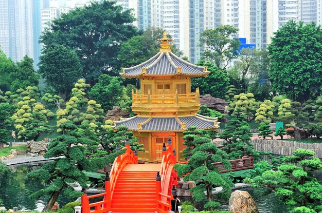 Architettura cinese in stile pagoda in giardino a Hong Kong.