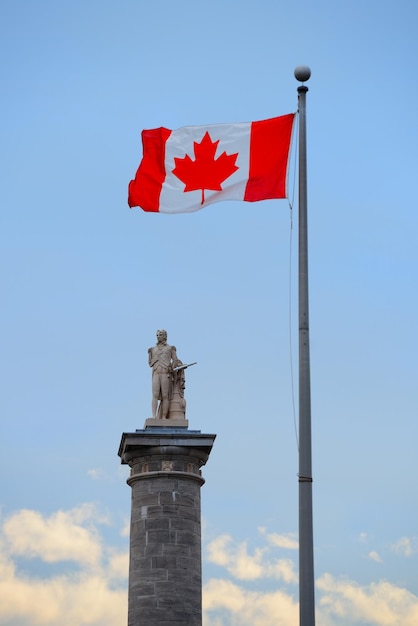 Architettura di Montreal con la statua e la bandiera nazionale del Canada