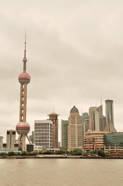 Architettura di Shanghai sul fiume in una giornata nuvolosa