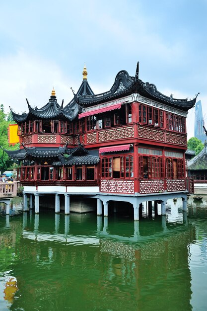 Architettura e giardino della Pagoda antichi a Shanghai