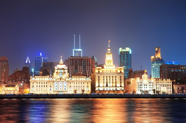 Architettura storica di Shanghai di notte illuminata da luci sul fiume Huangpu