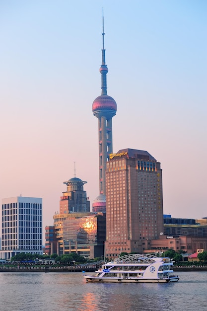 Architettura urbana di Shanghai e skyline al tramonto
