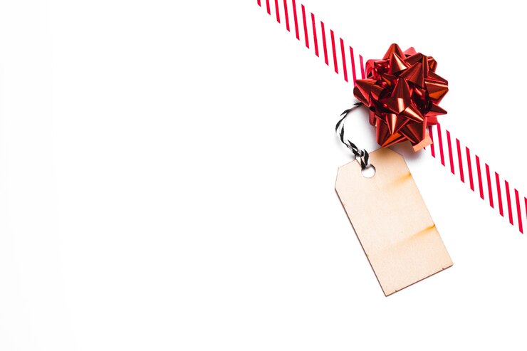 Foto gratuito arco regalo con nastro e etichetta