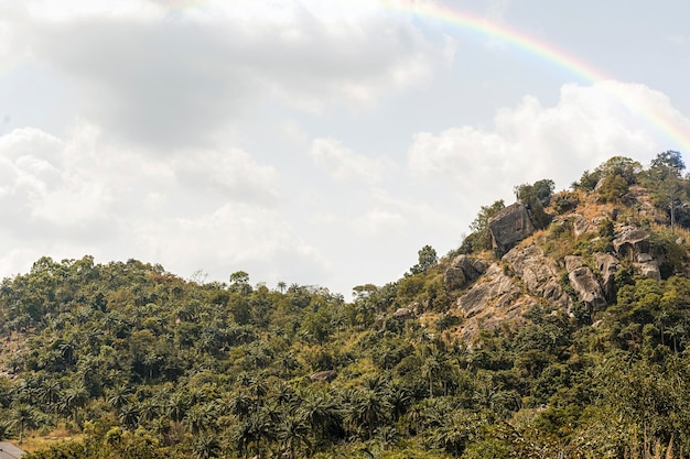 Arcobaleno nel cielo con il paesaggio della natura