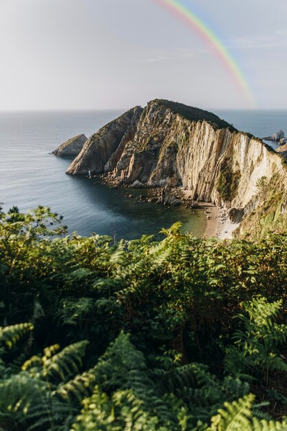 Arcobaleno nel cielo con il paesaggio della natura