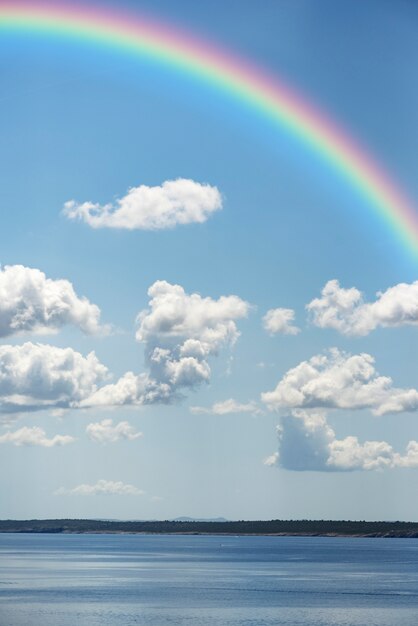 Arcobaleno nel cielo con paesaggio naturale