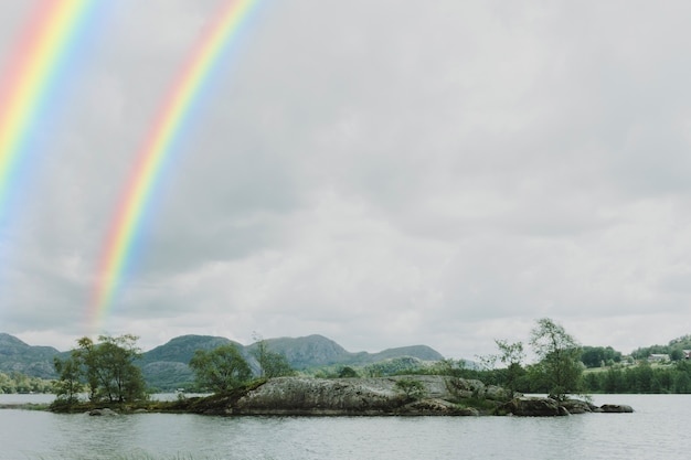 Arcobaleno nel cielo con paesaggio naturale