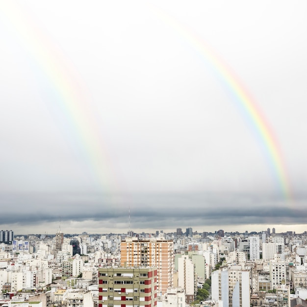 Arcobaleno nel cielo con vista sulla città