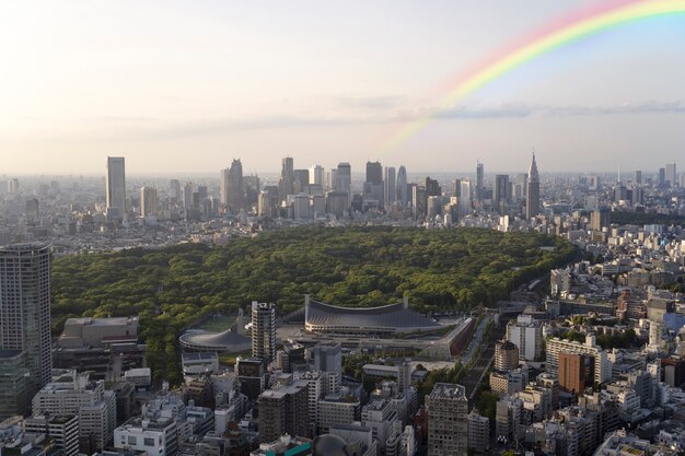 Arcobaleno nel cielo con vista sulla città