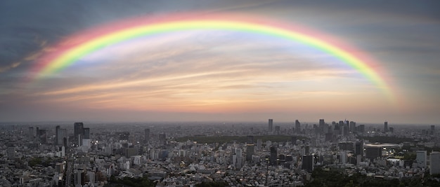 Arcobaleno nel cielo con vista sulla città
