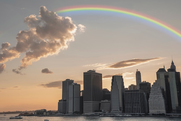 Arcobaleno nel cielo con vista sulla città