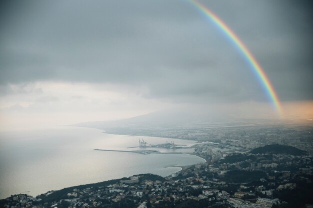 Arcobaleno nel cielo con vista sulla città
