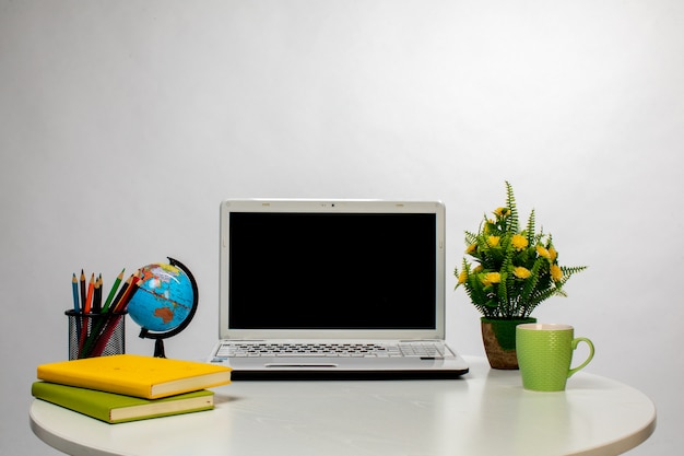 Area di lavoro accogliente con laptop bianco