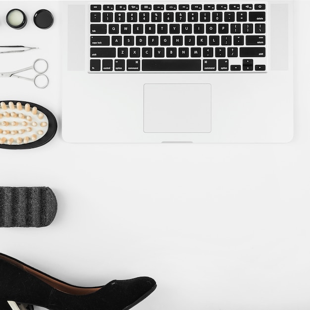 Area di lavoro con accessori moda femminile e portatile isolato su sfondo bianco