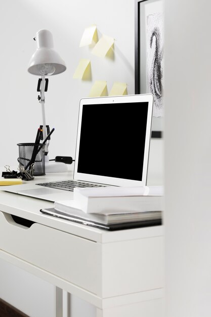 Area di lavoro ordinata del primo piano con il computer portatile