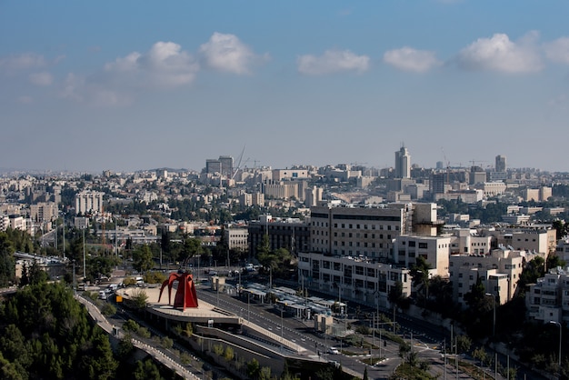 Area urbana circondata dal verde di edifici e strade sotto la luce del sole e un cielo nuvoloso