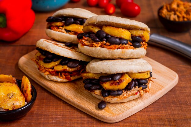 Arepas con delizioso ripieno sul tagliere