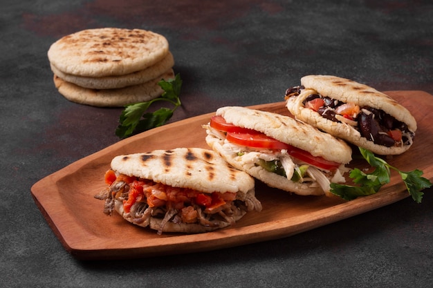 Arepas di alto angolo sul vassoio di legno