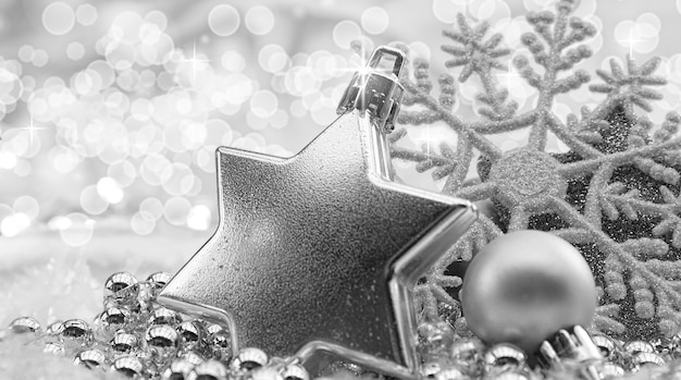 Argento sfondo Natale con decorazioni e luci bokhe
