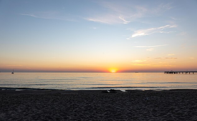 Argine del mare al tramonto con un cielo limpido e senza nuvole