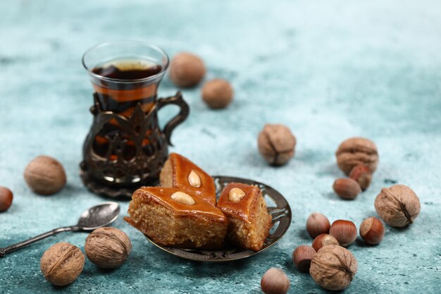 Armudu tradizionale (tazza di tè) con Pakhlava