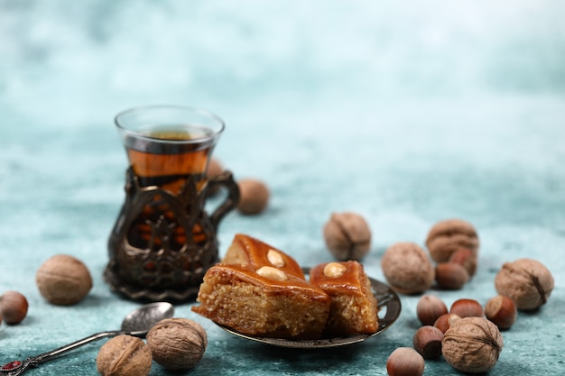 Armudu tradizionale (tazza di tè) con Pakhlava