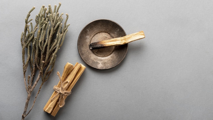 Foto gratuito aromaterapia lavanda e incenso bastoncini di legno distesi