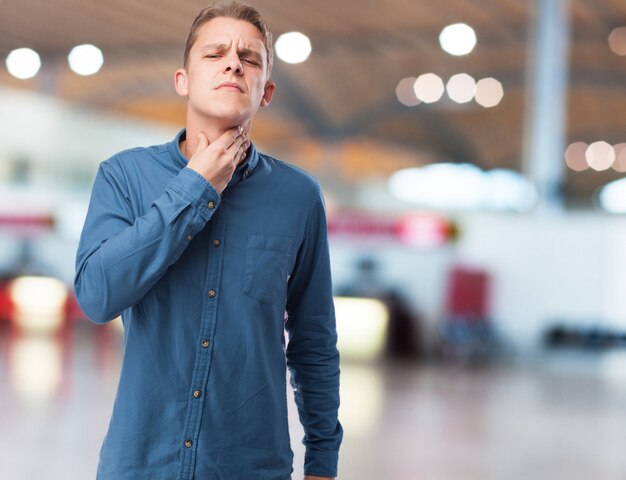 arrabbiato giovane uomo soffre di un mal di gola