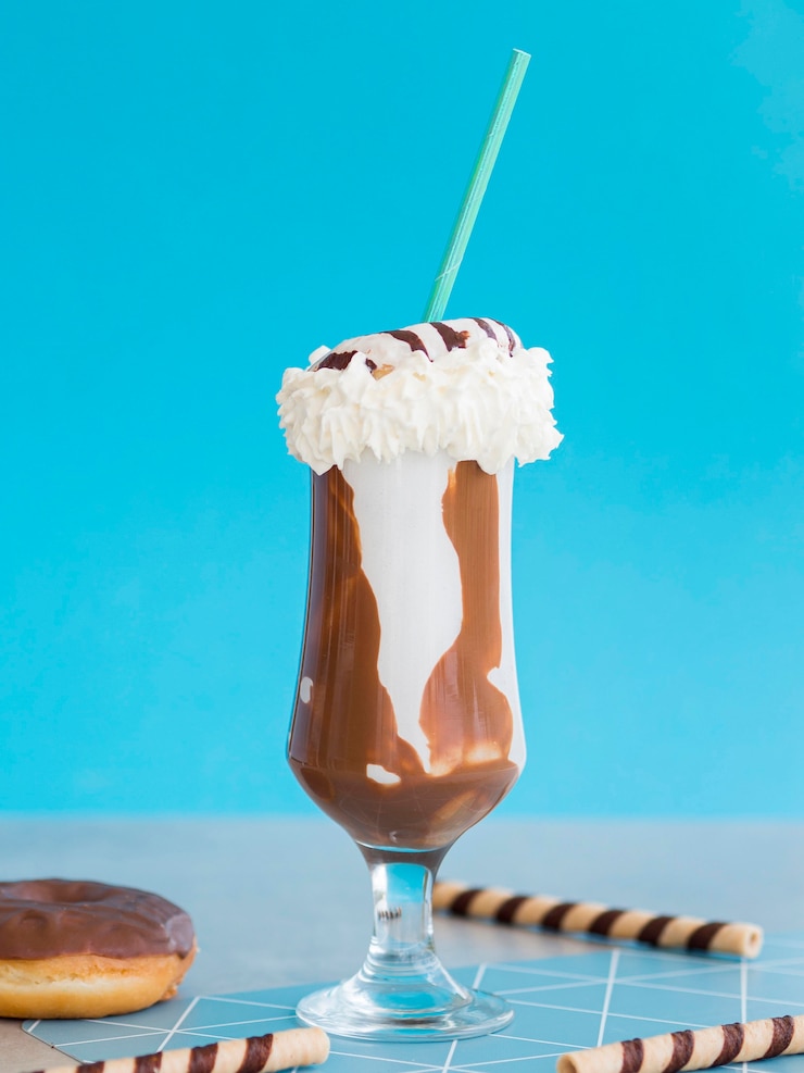 Foto gratuito arranco con frullato al cioccolato