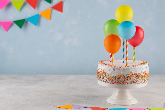 Arrangiamento con gustosa torta e palloncini