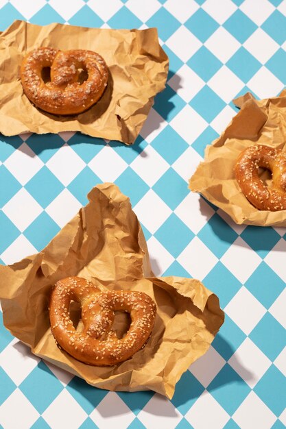 Arrangiamento dell'Oktoberfest con deliziosi pretzel