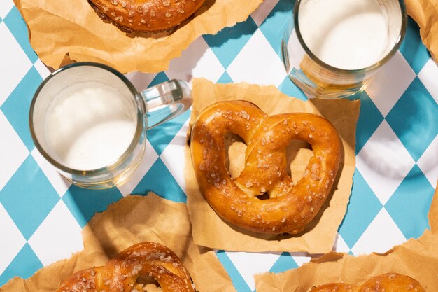 Arrangiamento dell'Oktoberfest con deliziosi pretzel