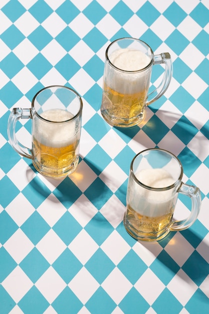 Arrangiamento dell'Oktoberfest con un delizioso bicchiere di birra