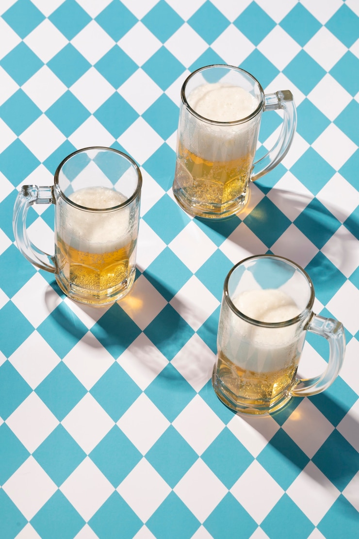 Foto gratuito arrangiamento dell'oktoberfest con un delizioso bicchiere di birra