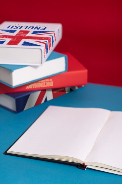 Arrangiamento di libri in inglese ad alto angolo