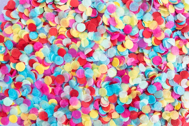 Arrangimento creativo di confetti festivi