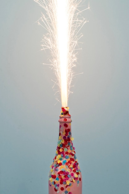 Arrangimento creativo di confetti festivi