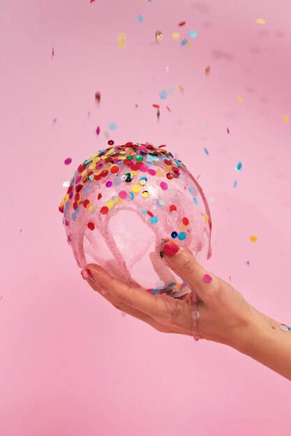 Arrangimento creativo di confetti festivi