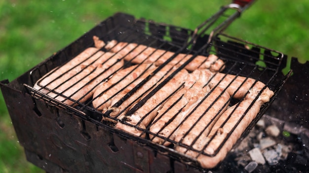 Arrostire la carne alla brace nella natura