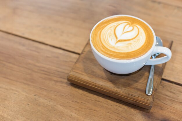Arte calda latte caffè sul tavolo.