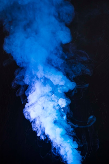 Arte di fumi di fumo blu brillante su sfondo nero