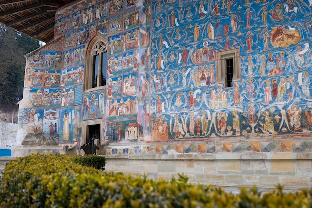 Arte di un monastero religioso rumeno transilvanico costruito in stile rustico