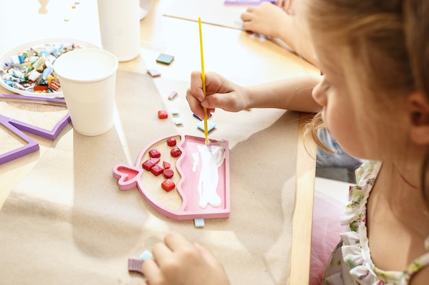 Arte puzzle mosaico per bambini, gioco creativo per bambini.