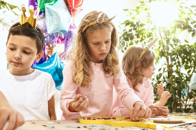 Arte puzzle mosaico per bambini, gioco creativo per bambini.