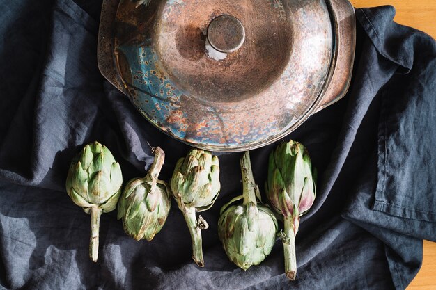 Artichocche vicino alla padella
