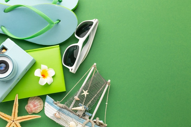 Articoli da viaggio su sfondo verde